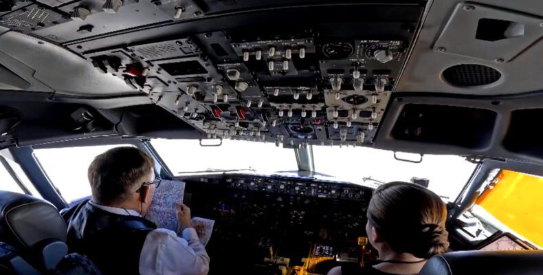 Король і королева Таїланду пілотують 737