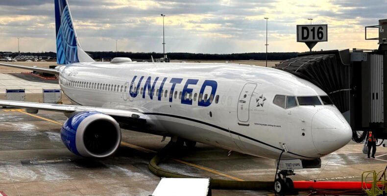 United Airlines повертається на JFK в Нью-Йорку