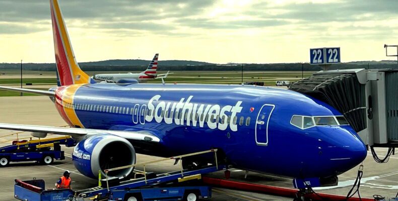 Літак Southwest зазнав удару блискавки, втрата зв’язку