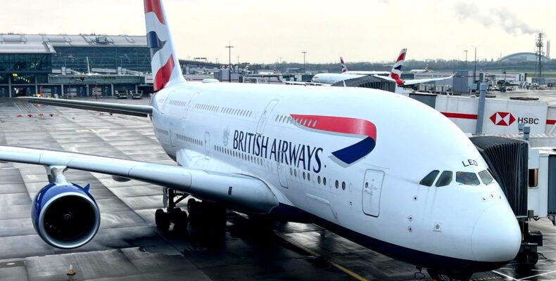 Стюардеса British Airways влаштувала оголену шоу на борту