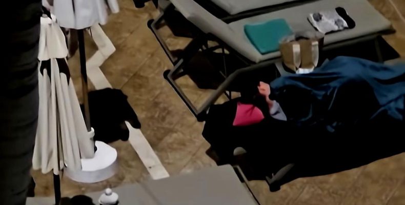 Гості готелів сплять на шезлонгах для місць
