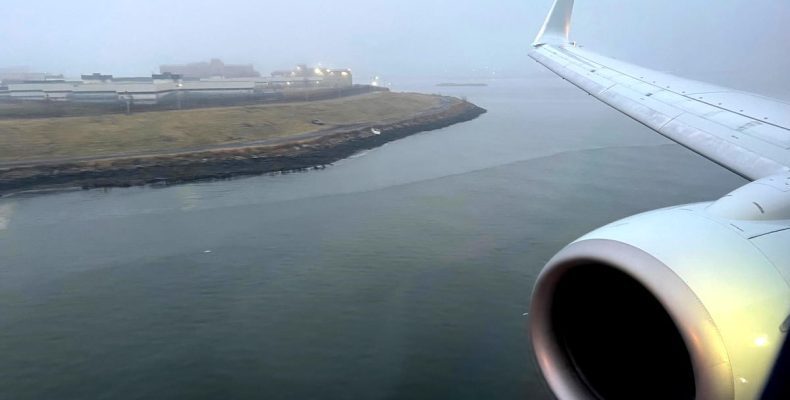 Пілот Delta накидається на диспетчера